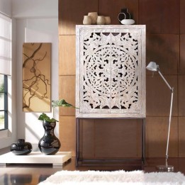 Vitrine en bois contemporaine à hauteur de mur