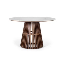 Table en bois massif contemporaine avec une ligne pure et élégante....