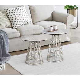 Table en bois avec design contemporain.