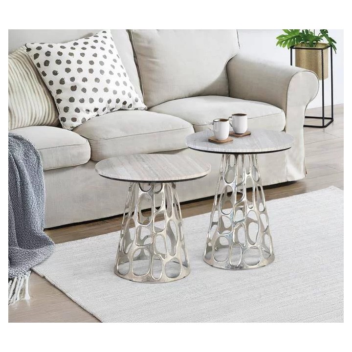 Table en bois avec design contemporain.