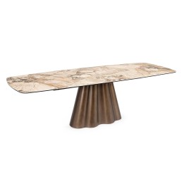Table en bois contemporaine avec un style patagonique.