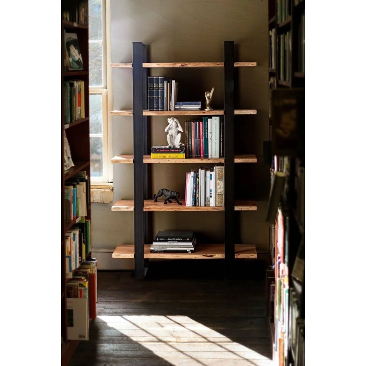 Bibliothèque en bois massif Artur, signature de l'art contemporain.